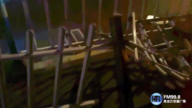  护栏|昨夜，哈市一SUV撞坏五节护栏后冲向对面车道……