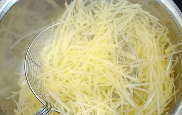  土豆丝|你真的会炒土豆丝吗，很多人这一步都做错了！