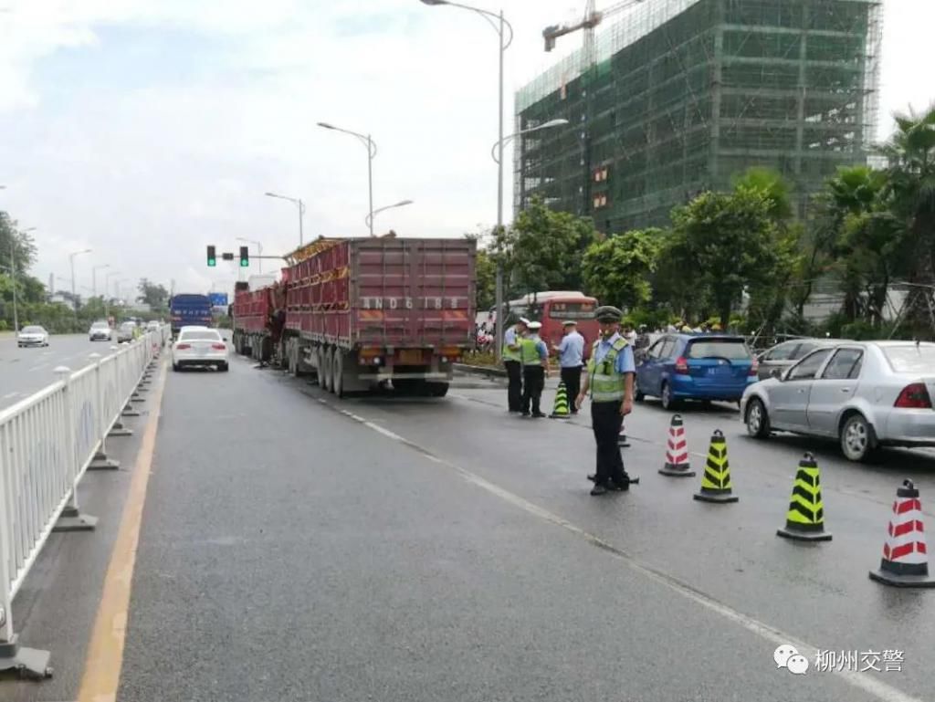  碾压|两客一危一货丨惊险！柳长路大货车追尾，电动车瞬间被碾压…