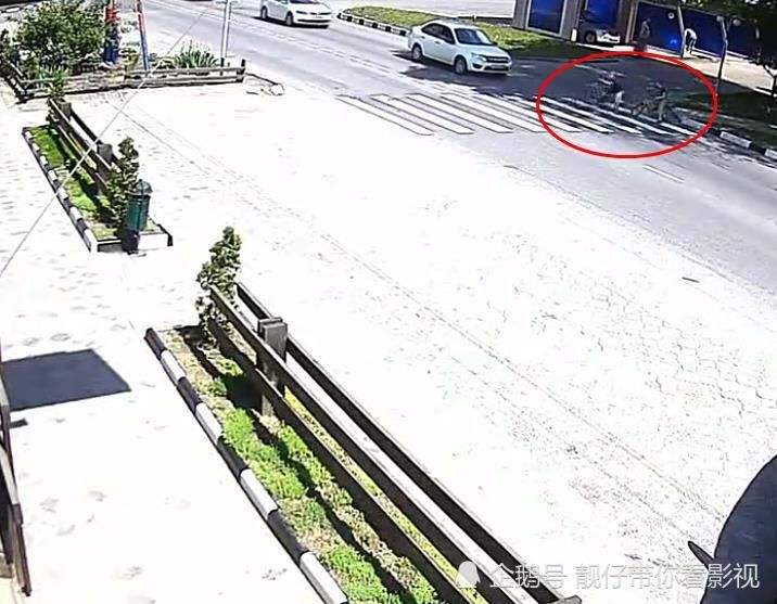  刹车|两小伙准备过马路，前方飞来一辆摩托车，刹车不及酿成惨剧！