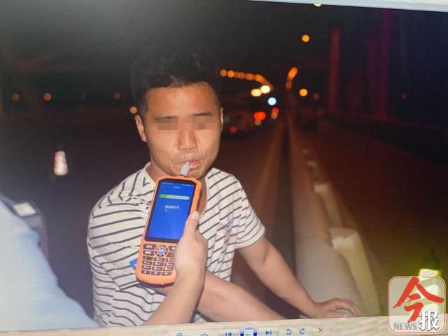  电动车|不幸！白露桥上一电动车撞上隔离栏，驾车男子头破血流