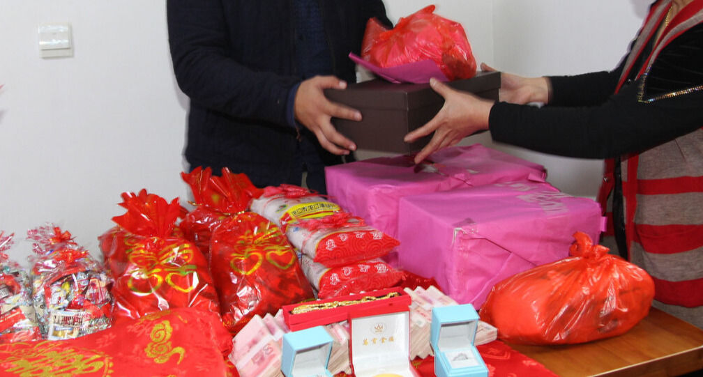 女方父母|为何现在彩礼越来越高，轻则10万，重则50万，最后钱都去哪了？