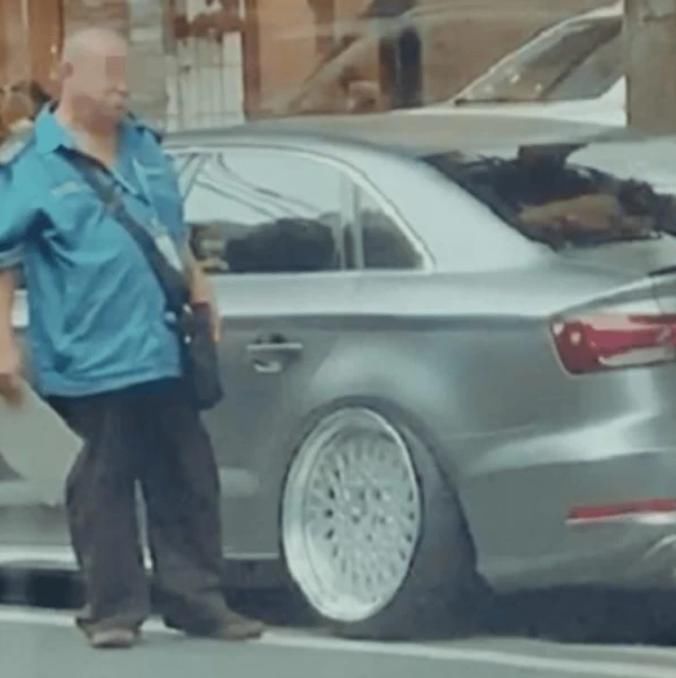  拖车|奥迪汽车违停路边，本想叫拖车来拖走，师傅一看急了：这咋拖？