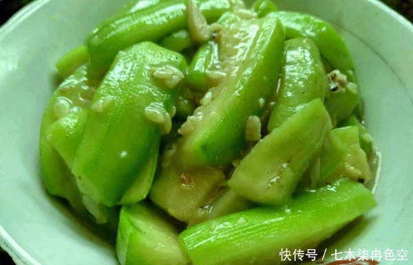 早点|炒丝瓜时,不能直接就下锅,难怪丝瓜发黑又难吃,早点知道早受益