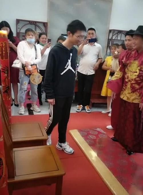 婚礼|婚礼现场，16岁叔叔接受30岁新郎大侄子跪拜，掏红包场景逗乐宾客