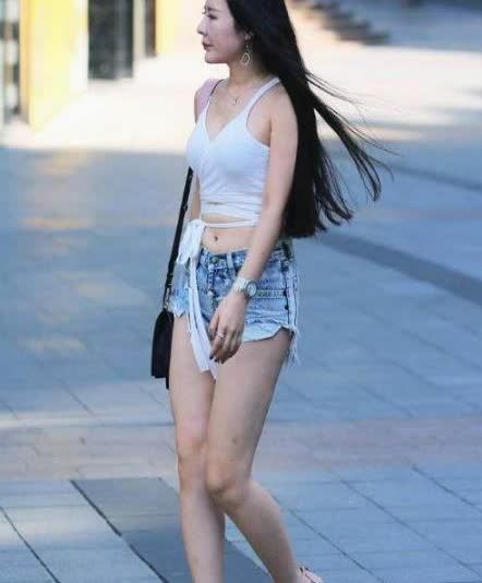  小姐姐|街拍：青春活力范的小姐姐，短裤搭配短袖，简约风格装扮出自然美感