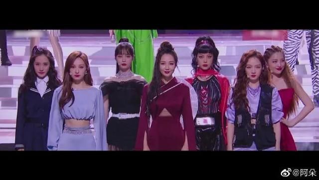  爆炸|凭“双料冠军”美爆炸热搜的她，才不是无辜“被绿”的傻白甜