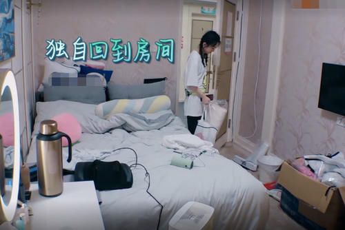  最真实|赵丽颖不吃饭躲房间里，镜头拍摄到房间全景：这哪像女孩住的地方？