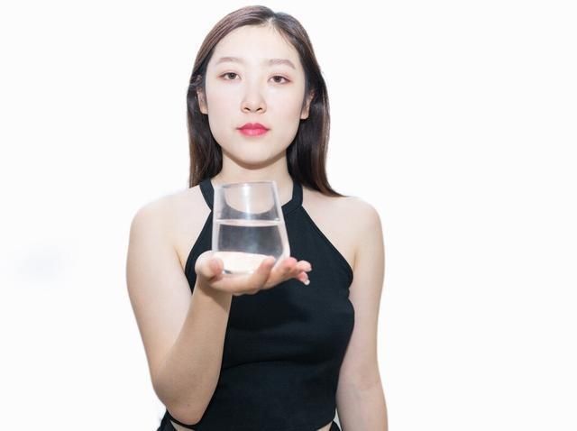 斤左右|女人40岁后，体重保持到多少才理想？达标的人或比同龄人显年轻