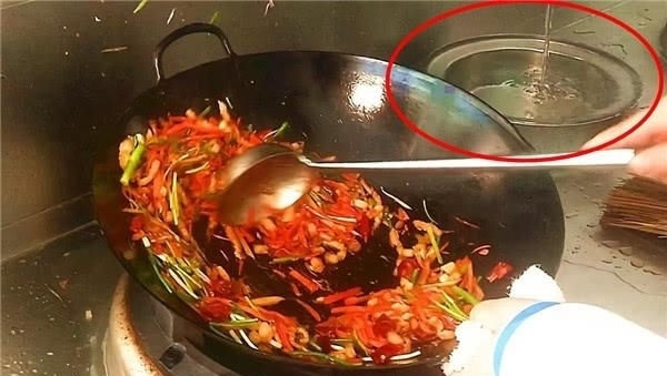 案台|饭店的厨师炒菜时，为什么要让水龙头一直开着，不怕浪费水吗？
