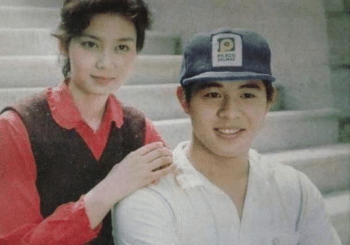  嘲讽|?当年李连杰赴美风光迎娶利智，港媒10字嘲讽让他羞愧难当、颜面扫地