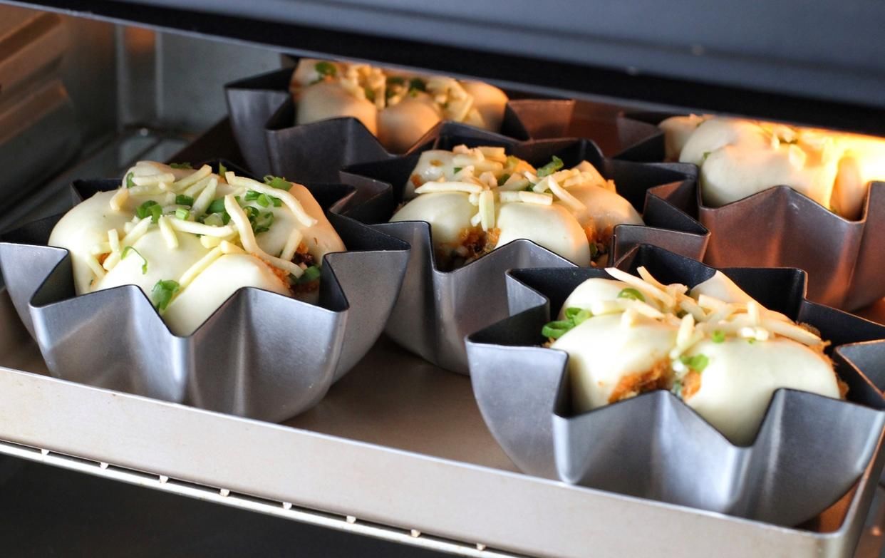 面包|吃腻了甜面包换个口味,加点葱花和肉松,还没出炉就已经香飘满屋