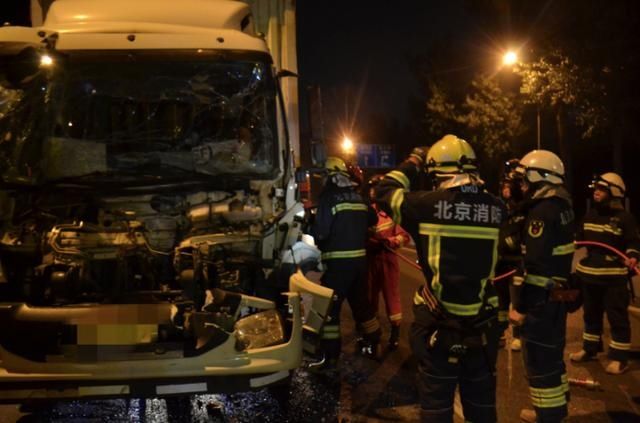 消防指战员|货车追尾司机受伤被困，消防员：幸亏是两辆空车