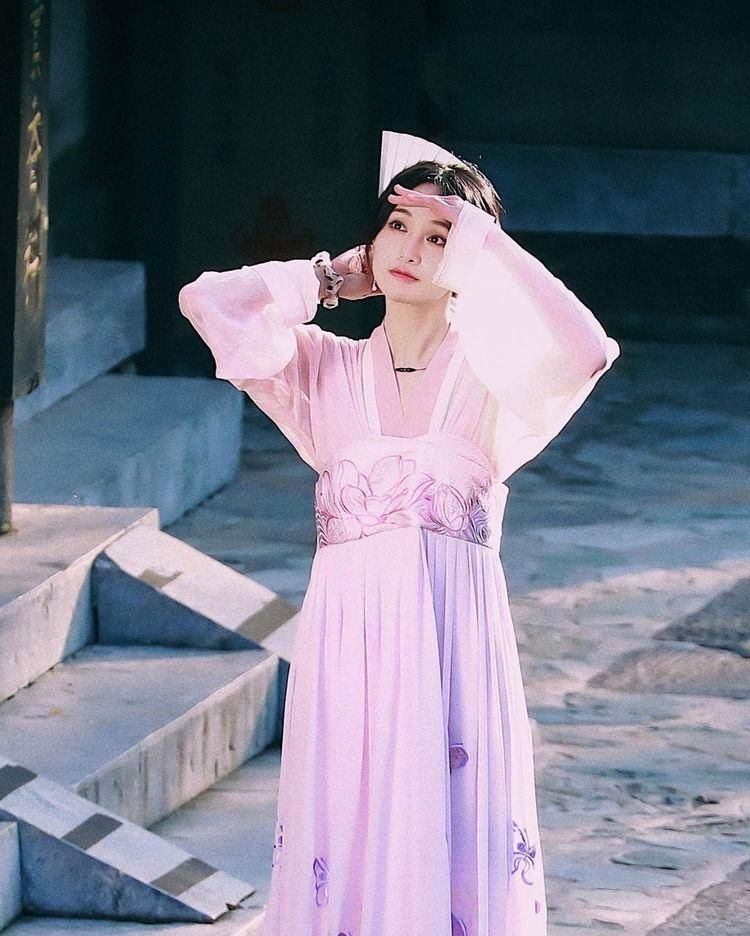  古装剧|郑爽古装紫色仙裙，重回画壁时的灵气十足，笑容太治愈了