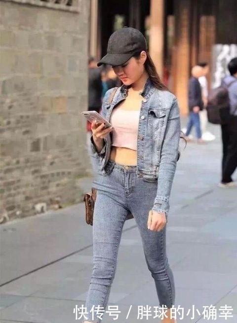 牛仔|街拍美女:小姐姐发型是螺旋卷发,集一身牛仔走路带风!