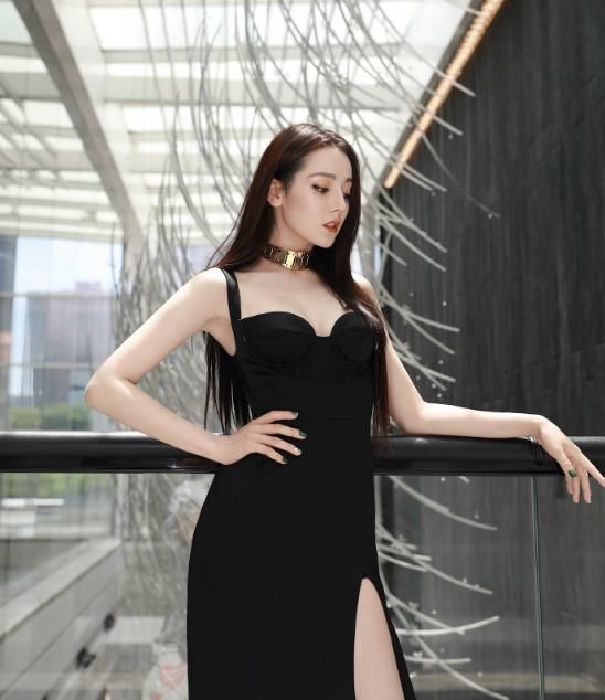  走在红地毯|迪丽热巴穿开叉裙走红毯，高开叉长裙养眼迷人，大秀曼妙婀娜身姿