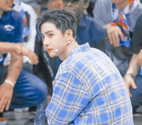  脱妆|王一博街舞现场受关注，遭遇镜头怼脸拍，脱妆后的样子太真实：哪像23岁