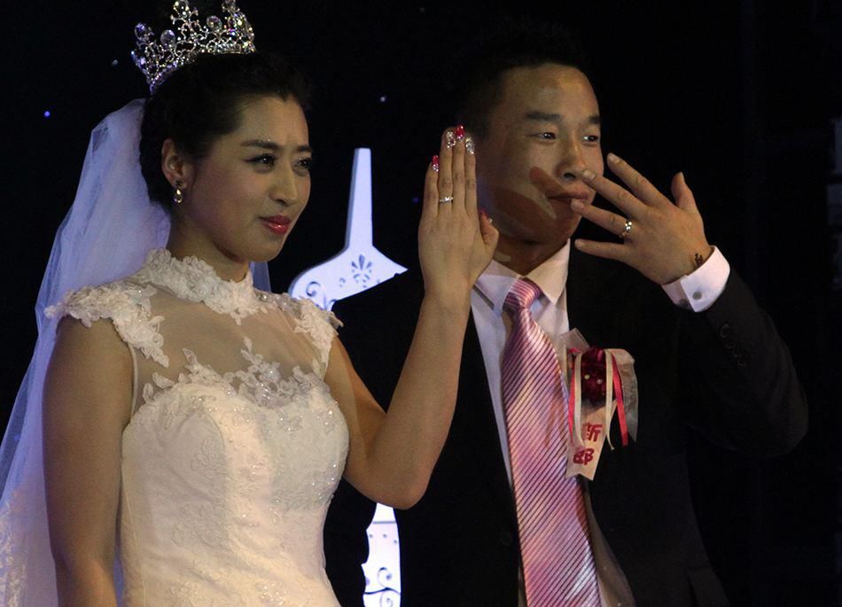 杨连慧|黑人小伙抢劫华人！不料对方是世界拳王！被暴揍落荒而逃 !