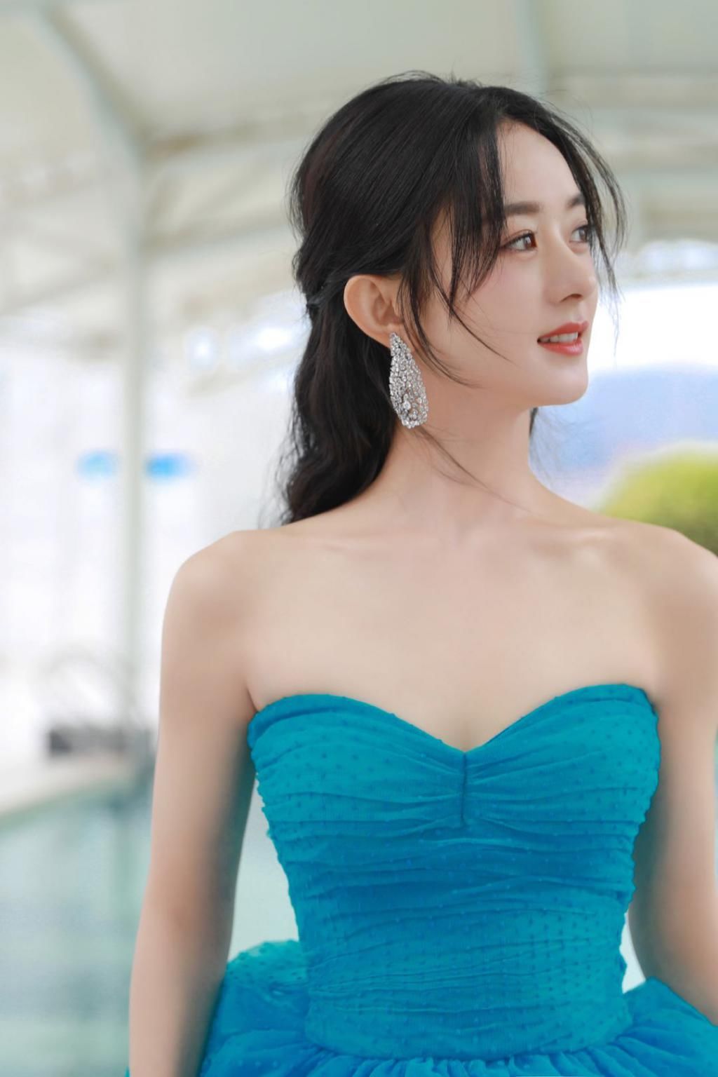 礼服|赵丽颖生图上热搜，六张“泳池”边精修照出来后，网友评论亮了
