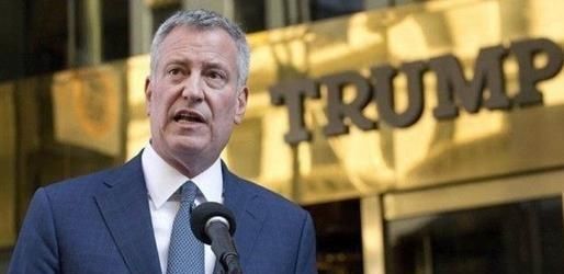  纽约|大量棺材惊险纽约街头，抬棺民众情绪激动，现场还摆有大量裹尸袋