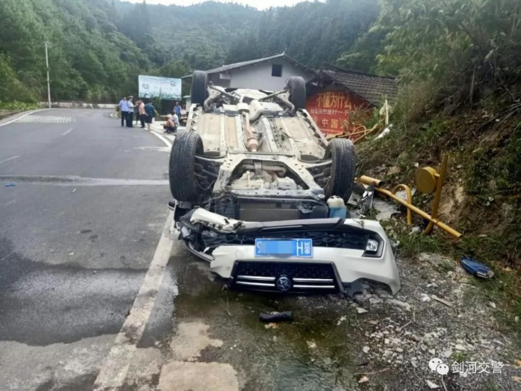  居然|黔东南一男子开车时擦了一把汗居然发生车祸