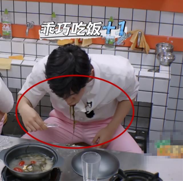 敬业|节目组设吃剩饭环节,杨幂拿起勺子就认真吃,敬业的态度很明显