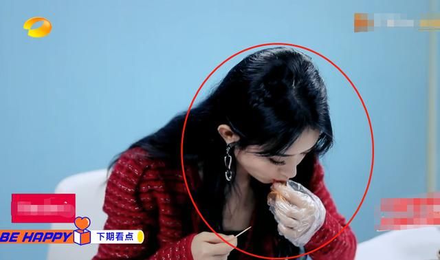  真实|赵丽颖上《天天向上》吃不停，谁留意到汪涵的眼神？好真实