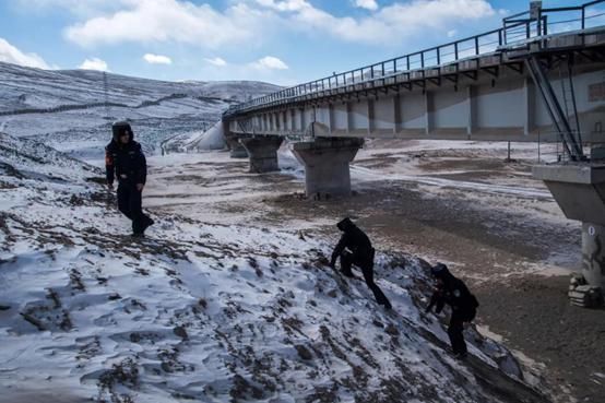 地上|那天，闪电就在耳边炸响，冰雹打在地上又弹在车上