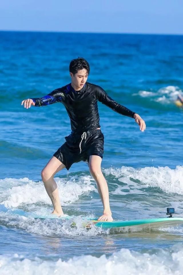  节目|14岁韩国学舞，17岁出道，22岁爆红的王一博，运气真的好吗？