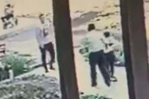  暴揍|63岁老头在孩子家长面前诱拐6岁女童，遭女孩父亲暴揍