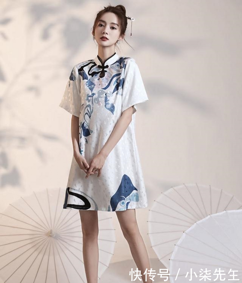 简单|小姐姐身穿简单的吊带连衣裙,一个小小开叉,穿出小姐姐修长美腿