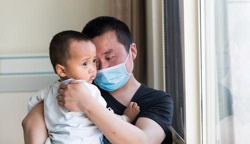  父亲|11岁漂亮女儿患重症急需救命钱，父亲急哭：别说卖血 要命都行