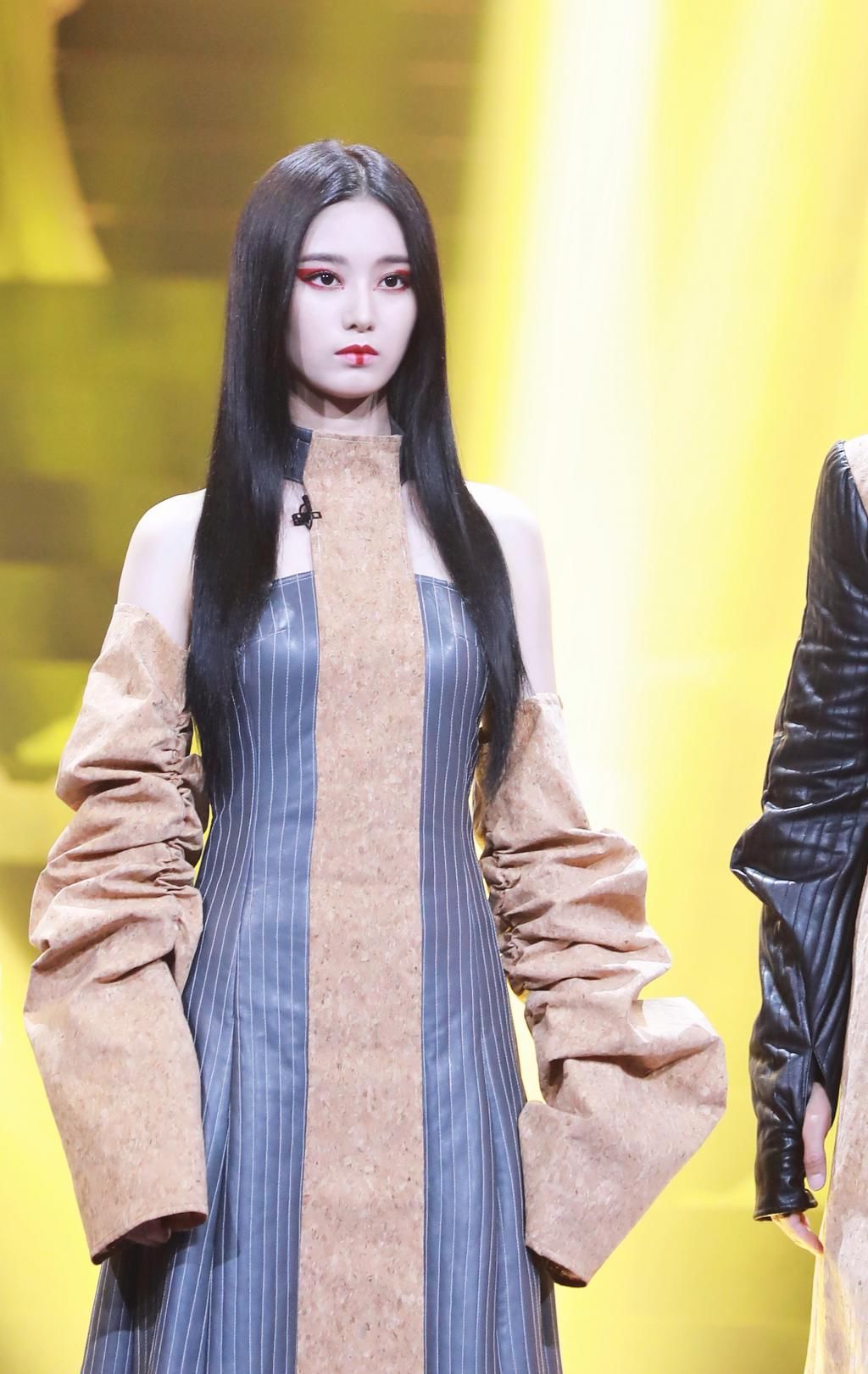  惊艳|徐艺洋《潮玩人类》携手吴建豪走秀 原始部落花瓣唇妆惊艳亮相