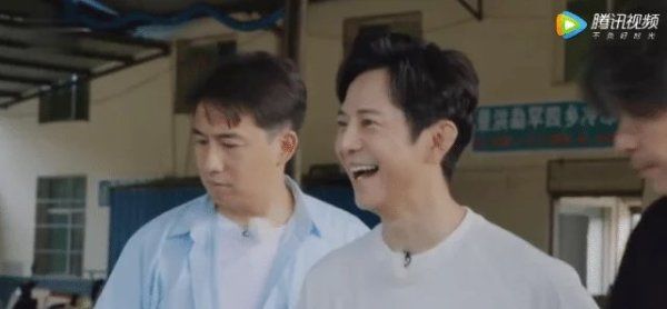  蘑菇屋|向往的生活: 为何出门买菜总是何炅开车? 得知他的驾驶证后: 了不起