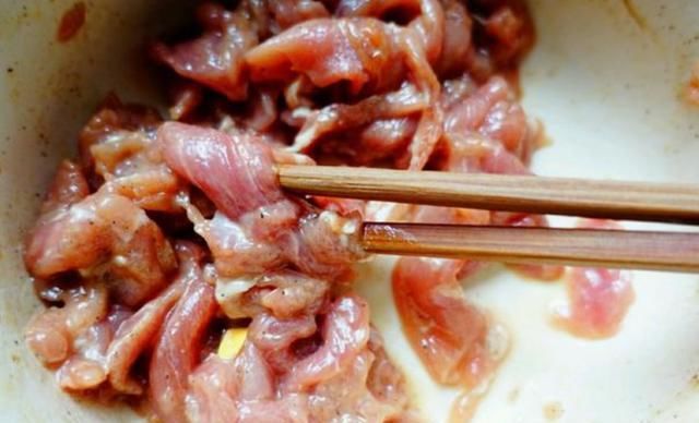  不腥|不管炒什么肉，别再加淀粉！大厨教你3招，肉质嫩滑入味，还不腥