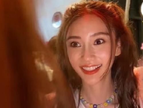  合照|明星的头围有多可怕！Baby和路人合照，头围只有旁边女孩的一半