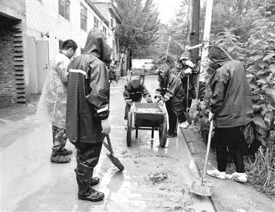 身影|致敬！风雨中“逆行”的身影