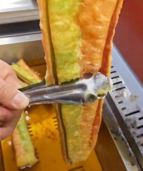 街头|大妈街头卖“另类油条”6元一根,出锅遭疯抢,路人不会买第2次