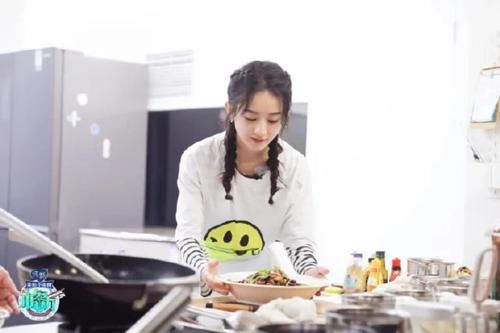  高清|赵丽颖《中餐厅》高清剧照，扎双麻花辫变俏厨娘，当妈后仍似少女