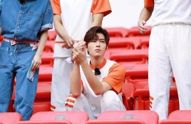  满满的|《元气满满的哥哥》把捉迷藏玩到极致，王鹤棣伪装成西瓜堆的西瓜