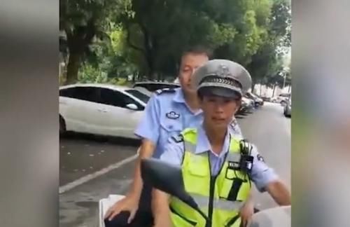 头盔|交警不戴头盔驾驶无牌摩托车,被群众质疑,二话不说下车就来抢夺手机
