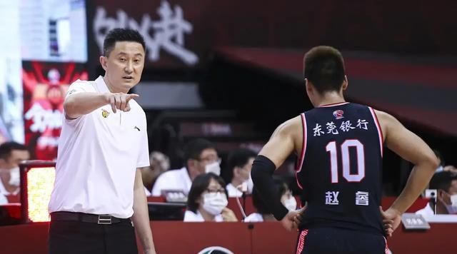  豪横|豪横的广东队！广东前三节落后原因找到，杜锋：不是奔着纪录去的