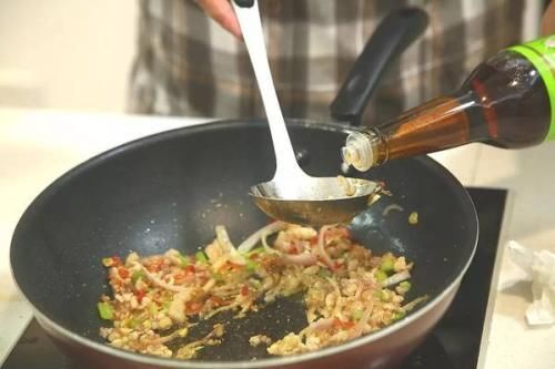  控制|低油饮食怎么做？教你7个做菜小技巧，多油变少油控制3小勺内