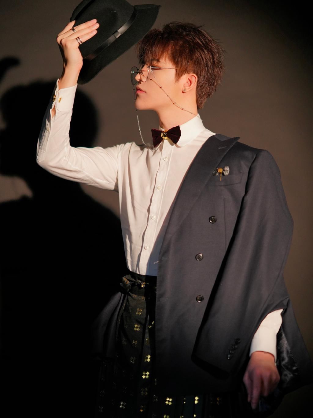 上半身|最近流行一种穿搭！上半身西装，下半身汉服！既帅气又撩人，爱了