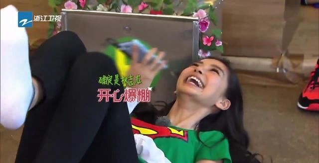 Baby|Baby唯一不敢对视的男嘉宾,见面瞬间跪倒在地,郑恺的反应亮了