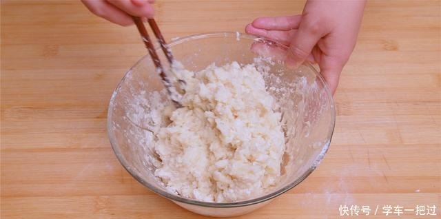 吃炸|想吃炸糖糕不用买,自己在家就能做,外酥里软不流糖,简单又好吃