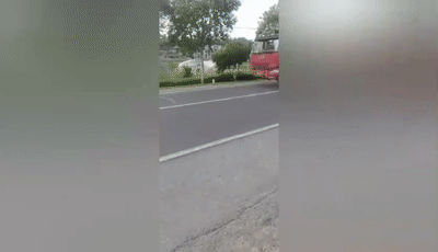  路上|惊险！货车前轮没了还在路上跑，司机却这样说…