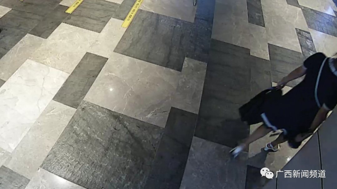 归还|南宁一女子两分钟内在店主眼皮下顺走一个包，失主：主动归还，不追究