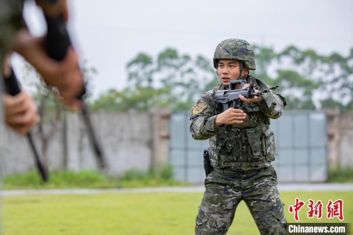 广西钦州武警官兵开展多课目实弹射击训练