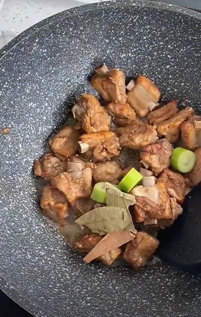 倒入|周末菜谱系~秘制排骨，入秋滋补菜系，回味无穷